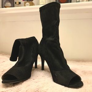 Black open toe soft ankle book, size 5.5